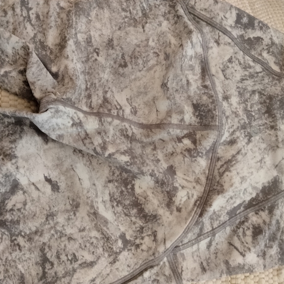 Lululemon leggings and Reebok shorts excellent excellent condition - Picture 7 of 9